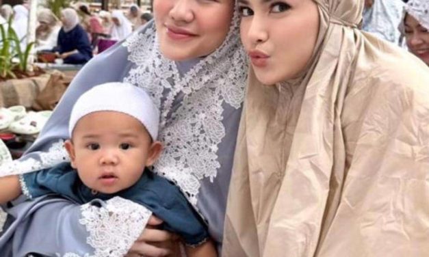 Arash Anak Aaliyah Massaid, Gemas Pakai Peci Di Lebaran
