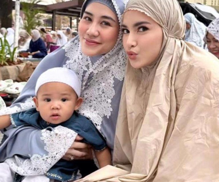 Arash Anak Aaliyah Massaid, Gemas Pakai Peci Di Lebaran