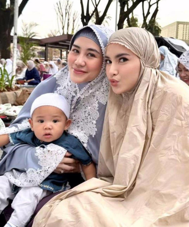 Arash Anak Aaliyah Massaid, Gemas Pakai Peci Di Lebaran