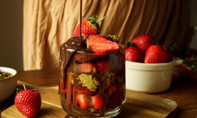 Strawberry Dubai Bowl: Tren Manis Yang Lagi Hits!