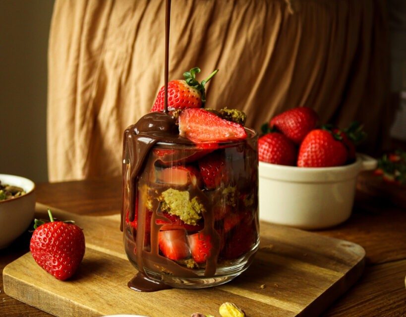 Strawberry Dubai Bowl: Tren Manis Yang Lagi Hits!