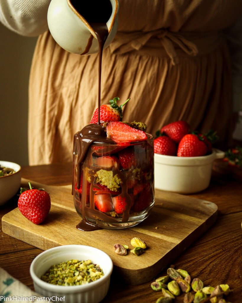 Strawberry Dubai Bowl: Tren Manis Yang Lagi Hits!