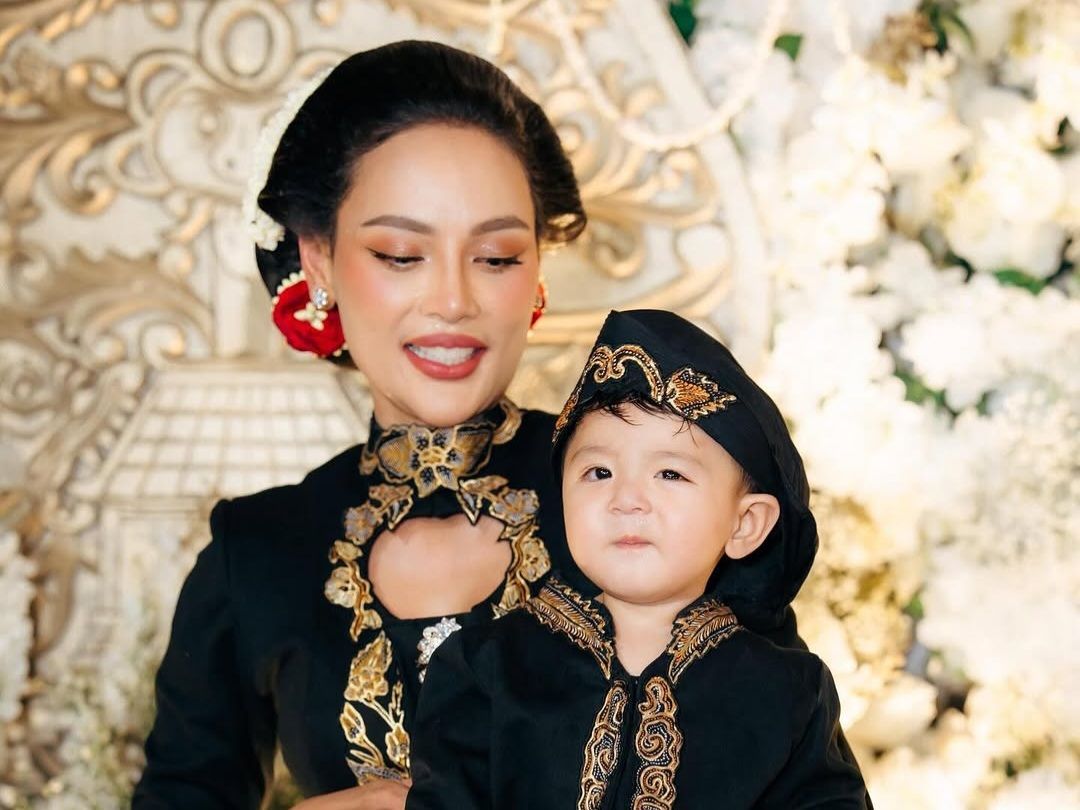 Tradisi Jawa Kental Di Tedak Siten Anak Erika Carlina