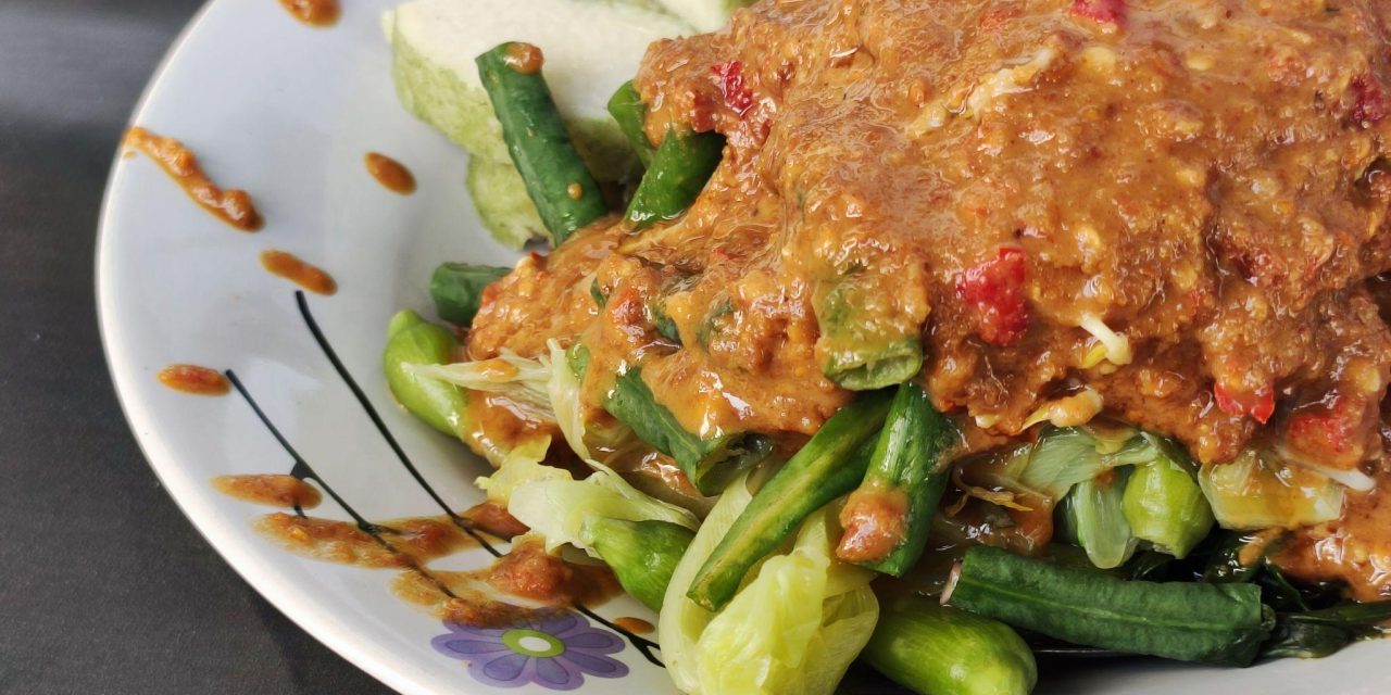 Kuliner Yang Melegenda: Pesona Lontong Pecal Di Lidah Penikmat