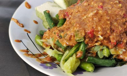 Kuliner Yang Melegenda: Pesona Lontong Pecal Di Lidah Penikmat