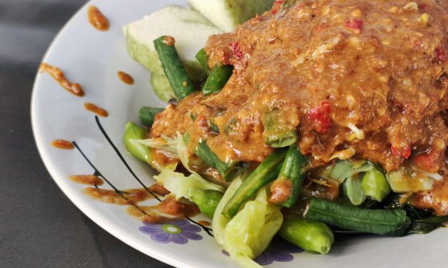 Kuliner Yang Melegenda: Pesona Lontong Pecal Di Lidah Penikmat