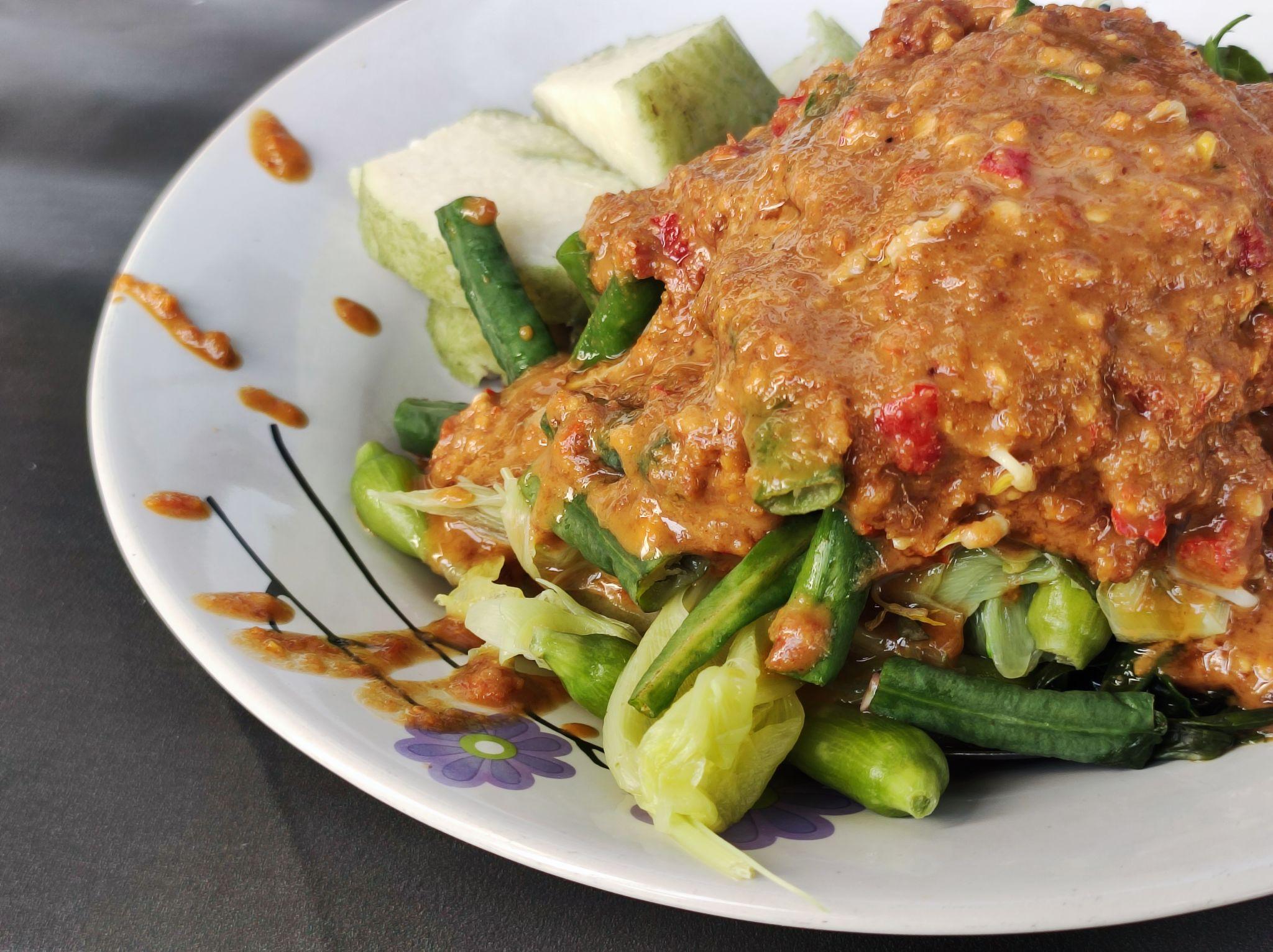 Kuliner Yang Melegenda: Pesona Lontong Pecal Di Lidah Penikmat