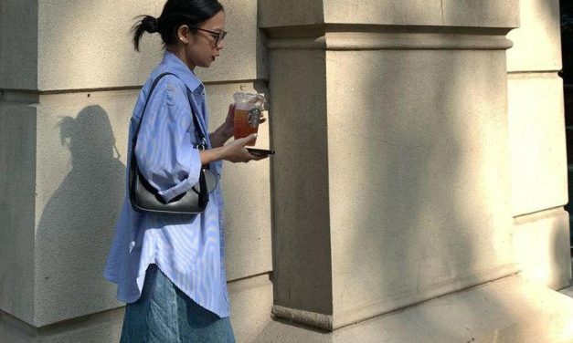 OOTD Santai Tapi Modis: Padu Padan Sneaker & Rok Kekinian