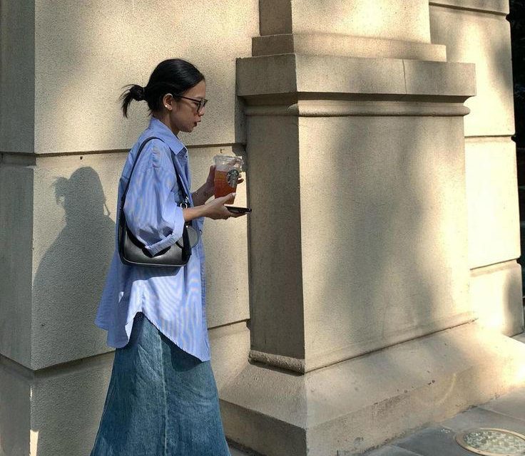 OOTD Santai Tapi Modis: Padu Padan Sneaker & Rok Kekinian