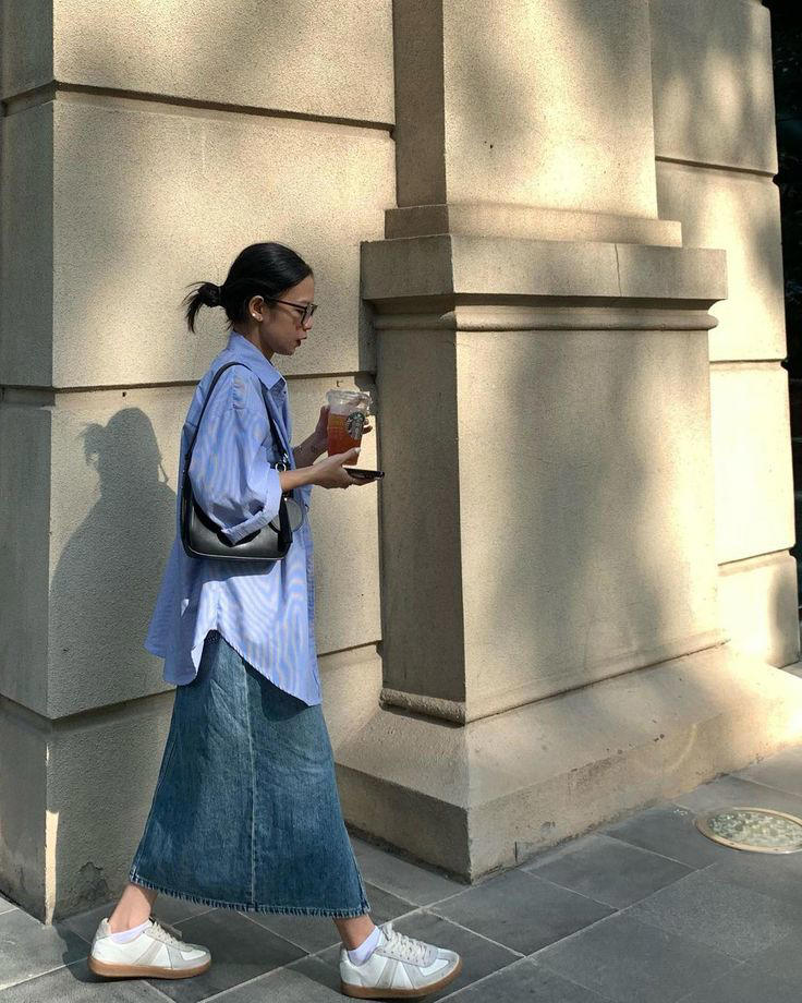 OOTD Santai Tapi Modis: Padu Padan Sneaker & Rok Kekinian