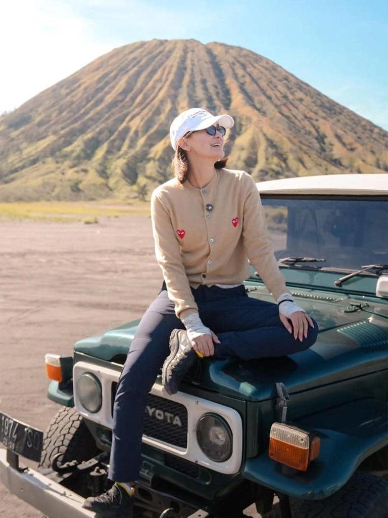 Luna Maya Menaklukkan Bromo: Jeep Ride Seru Keliling Savana