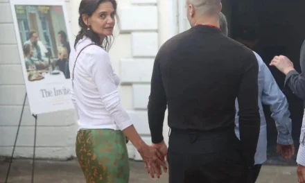Publik Heboh! Katie Holmes Pamer Kemesraan Dengan Pria Baru