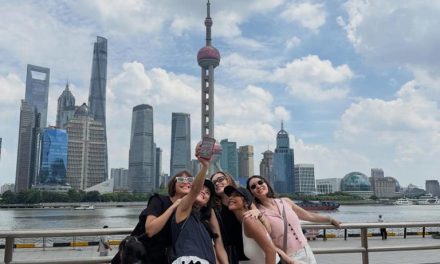 Eksplor Shanghai! Gya Sadiqah Tampil Santai Bareng Sahabat