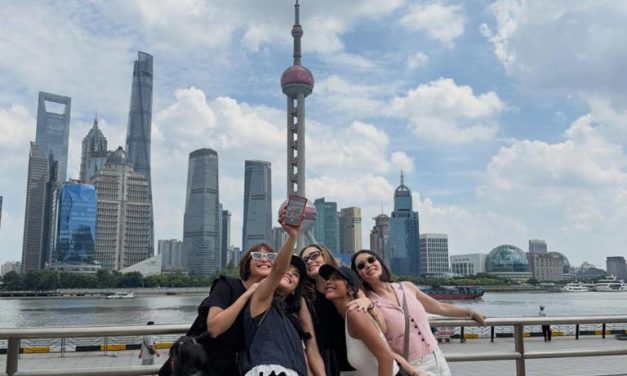 Eksplor Shanghai! Gya Sadiqah Tampil Santai Bareng Sahabat