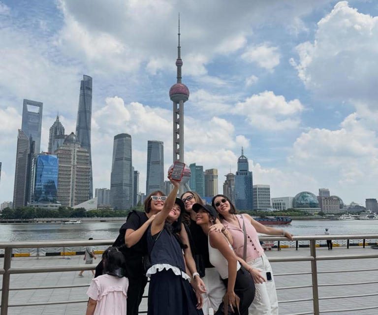 Eksplor Shanghai! Gya Sadiqah Tampil Santai Bareng Sahabat