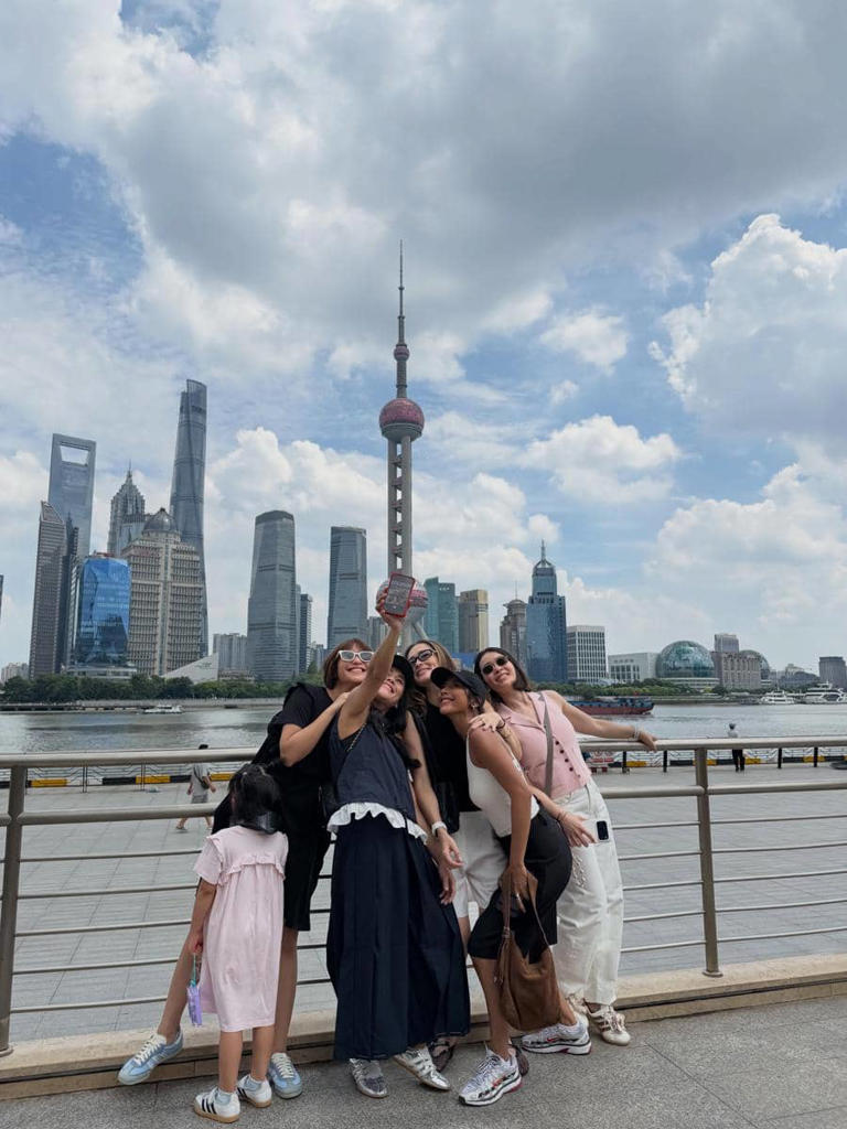 Eksplor Shanghai! Gya Sadiqah Tampil Santai Bareng Sahabat
