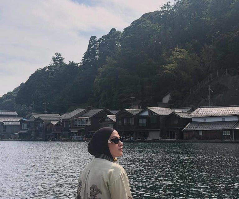 Liburan Estetik! Nina Zatulini Singgah Di Desa Perahu Kyoto