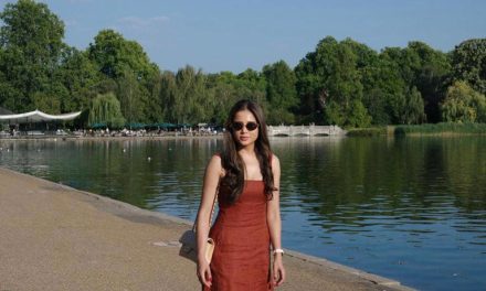 Jalan-Jalan Seru! Yunita Siregar Pesonanya Di Hyde Park London