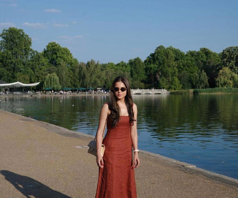 Jalan-Jalan Seru! Yunita Siregar Pesonanya Di Hyde Park London
