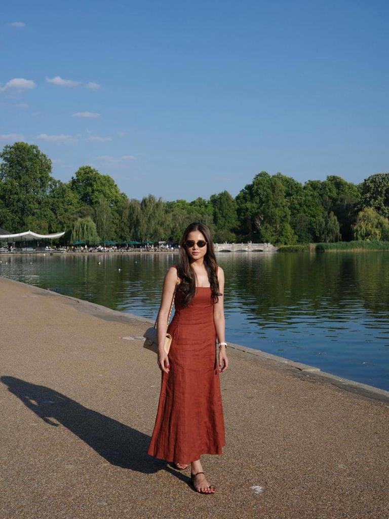 Jalan-Jalan Seru! Yunita Siregar Pesonanya Di Hyde Park London