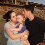 Tampil Cute! Baby Kaia Saat Main Ke Pantai Curi Perhatian