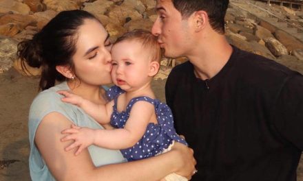 Tampil Cute! Baby Kaia Saat Main Ke Pantai Curi Perhatian