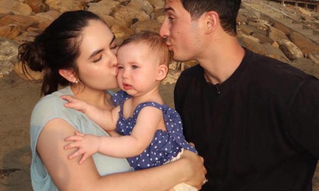Tampil Cute! Baby Kaia Saat Main Ke Pantai Curi Perhatian