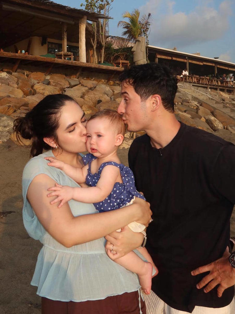 Tampil Cute! Baby Kaia Saat Main Ke Pantai Curi Perhatian